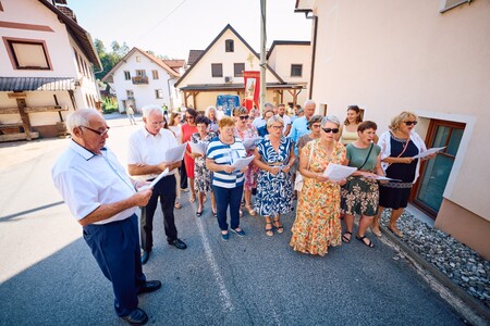 Procesija v čast sv. Lovrencu po središču Luč (foto Janez Kotar)